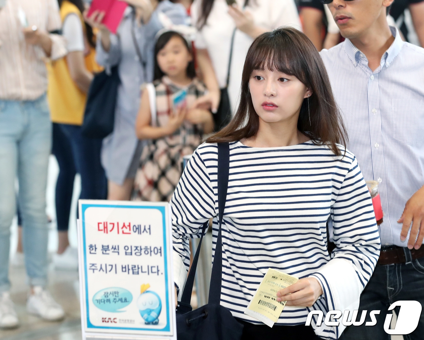 Kim Ji Won - Park Seo Joon rạng rỡ tại sân bay, cùng đoàn phim 'Fight My Way' đi Jeju du lịch