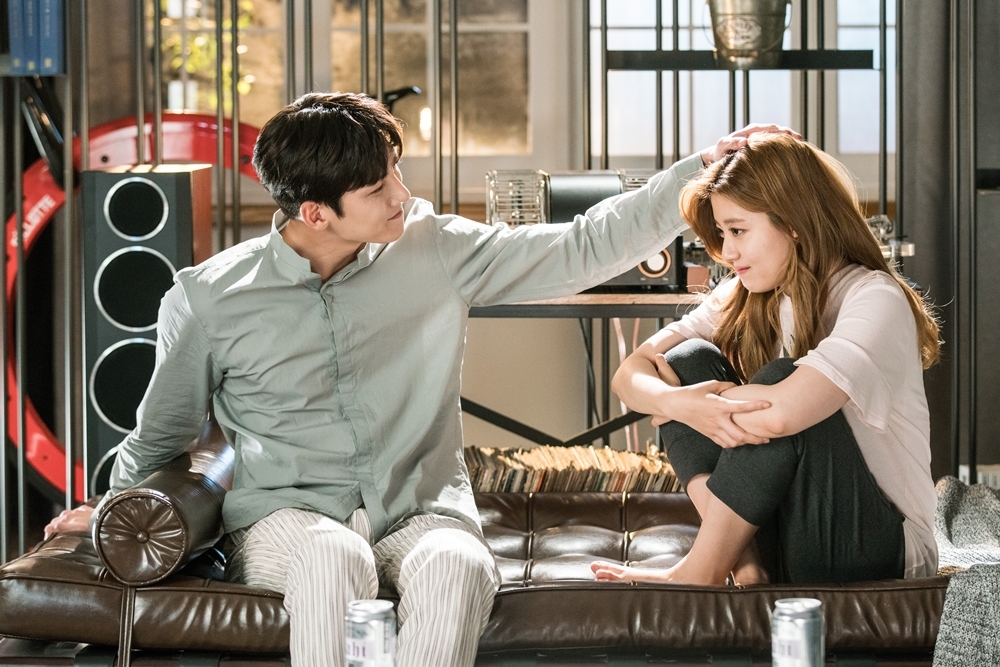 Ji Chang Wook - Nam Ji Hyun đã giành 'Best Kiss', ứng cử viên 'Best Couple' của năm 2017