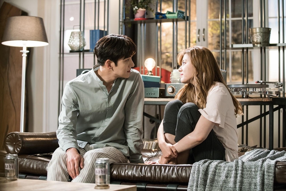 Ji Chang Wook - Nam Ji Hyun đã giành 'Best Kiss', ứng cử viên 'Best Couple' của năm 2017