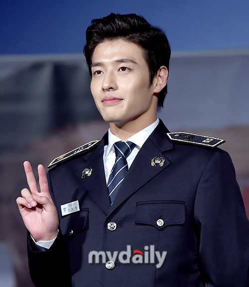 Bộ đôi cảnh sát đẹp trai Park Seo Joon - Kang Na Neul làm chao đảo buổi sáng đẹp trời