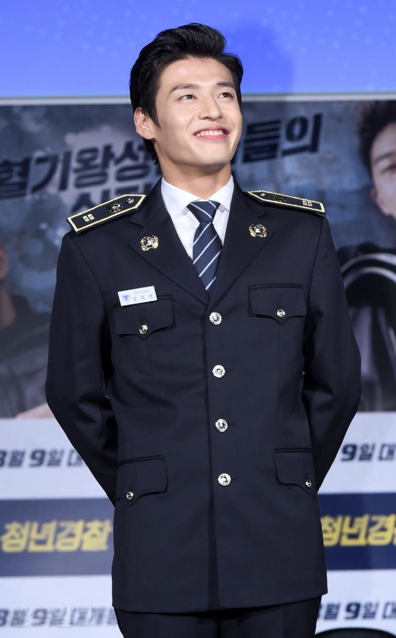 Bộ đôi cảnh sát đẹp trai Park Seo Joon - Kang Na Neul làm chao đảo buổi sáng đẹp trời