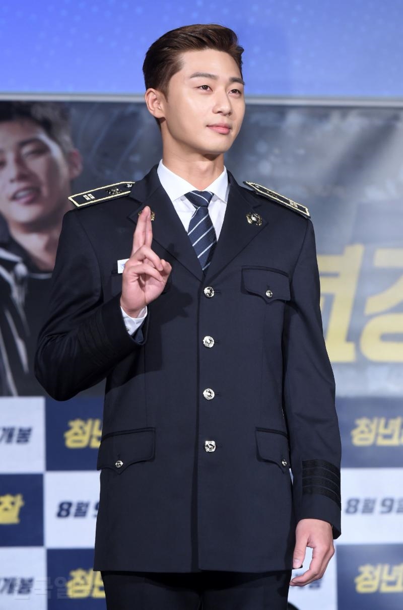 Bộ đôi cảnh sát đẹp trai Park Seo Joon - Kang Na Neul làm chao đảo buổi sáng đẹp trời