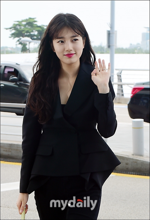 Thời trang sân bay ấn tượng của Suzy và Kim Ji Won