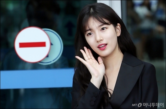 Thời trang sân bay ấn tượng của Suzy và Kim Ji Won