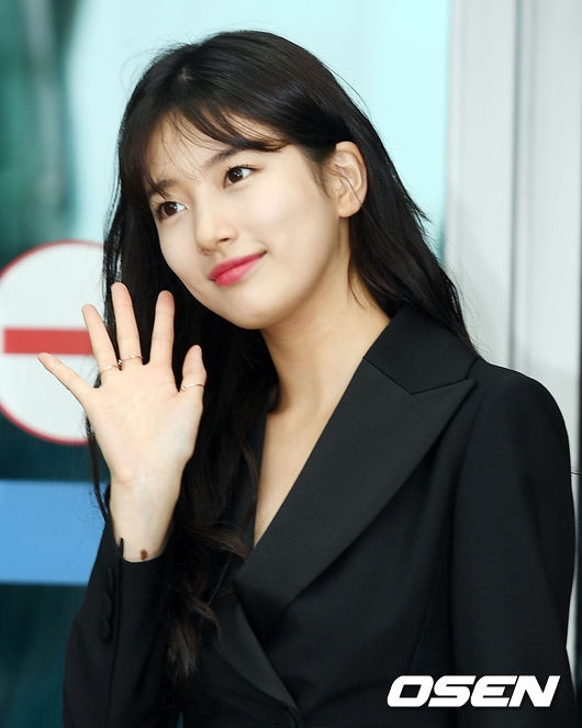 Thời trang sân bay ấn tượng của Suzy và Kim Ji Won