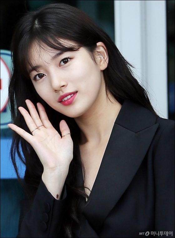 Thời trang sân bay ấn tượng của Suzy và Kim Ji Won