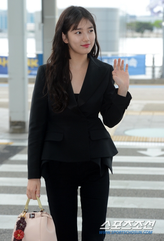 Thời trang sân bay ấn tượng của Suzy và Kim Ji Won