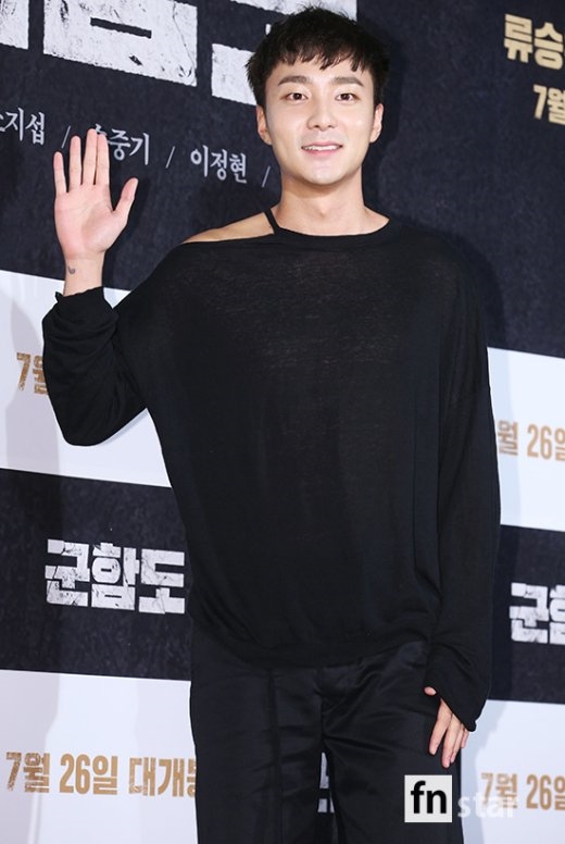 Song Joong Ki được dàn sao khủng đi xem bom tấn 'Battleship Island'