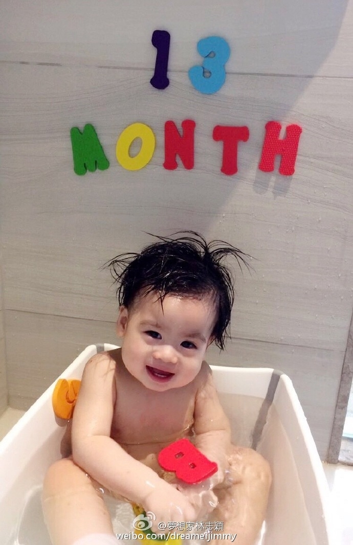 Lâm Chí Dĩnh tự hào khoe cậu út giống bố như đổ khuôn