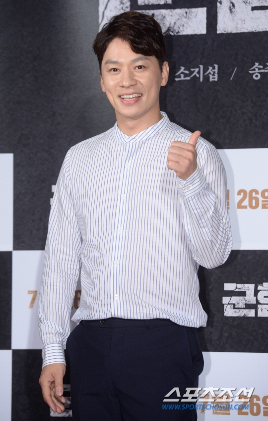 Song Joong Ki được dàn sao khủng đi xem bom tấn 'Battleship Island'