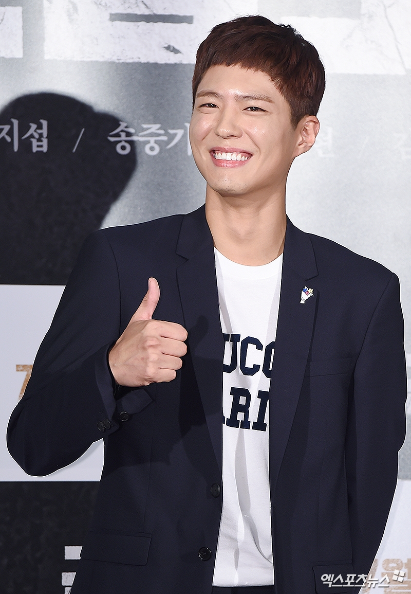 Song Joong Ki được dàn sao khủng đi xem bom tấn 'Battleship Island'