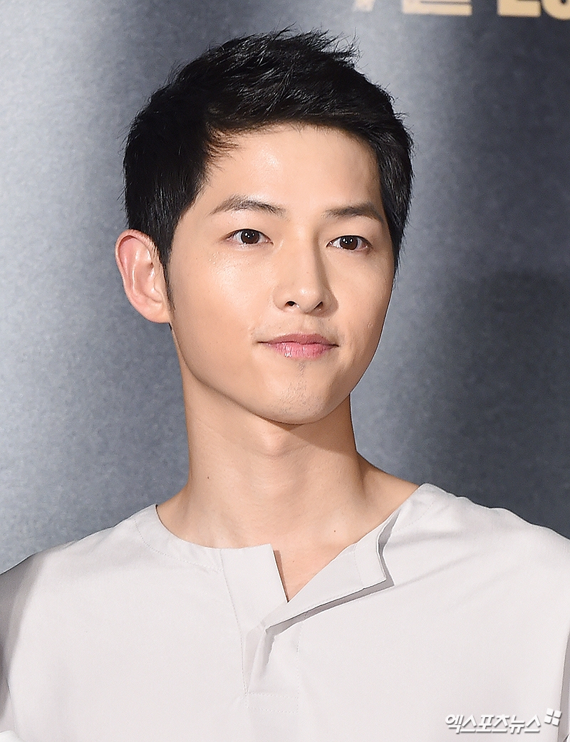 Song Joong Ki được dàn sao khủng đi xem bom tấn 'Battleship Island'
