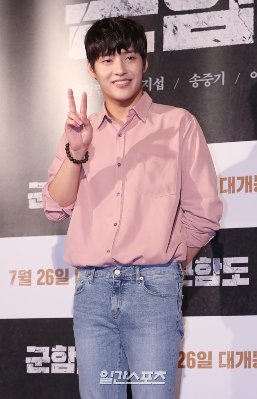 Song Joong Ki được dàn sao khủng đi xem bom tấn 'Battleship Island'