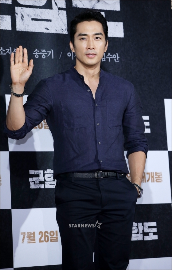 Song Joong Ki được dàn sao khủng đi xem bom tấn 'Battleship Island'