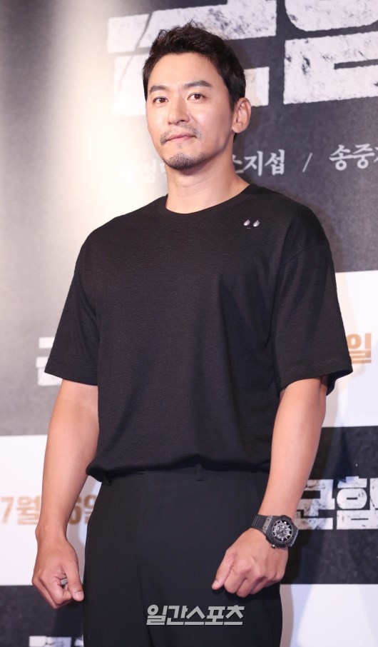 Song Joong Ki được dàn sao khủng đi xem bom tấn 'Battleship Island'