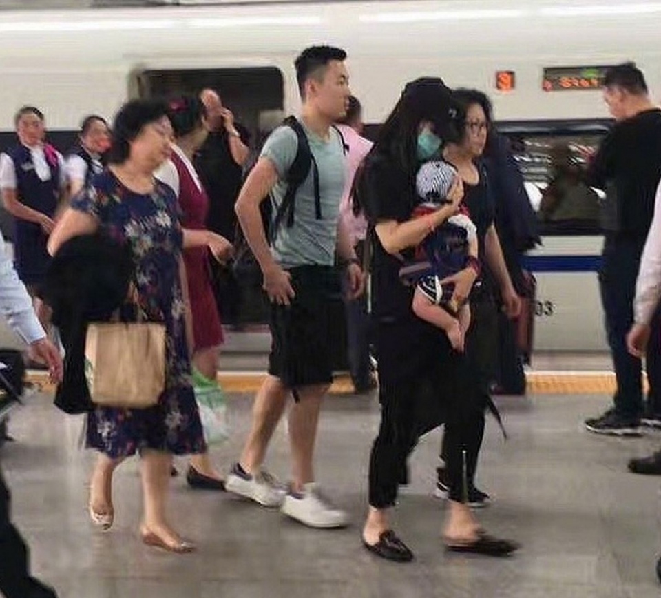 AngelaBaby chê Huỳnh Hiểu Minh không chăm con vì bận rộn