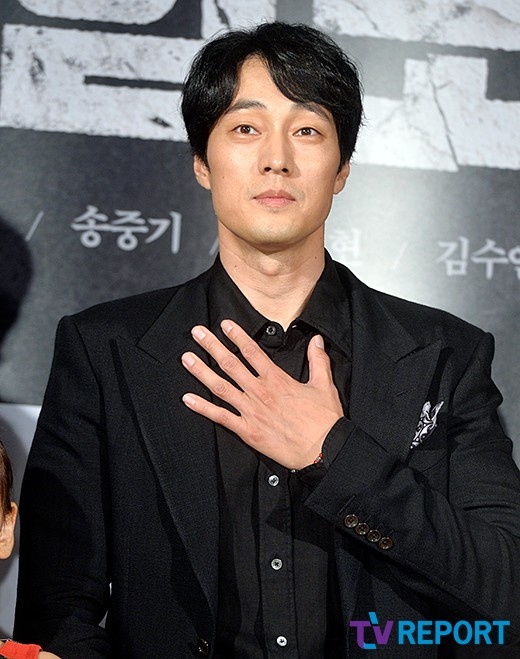 Song Joong Ki được dàn sao khủng đi xem bom tấn 'Battleship Island'