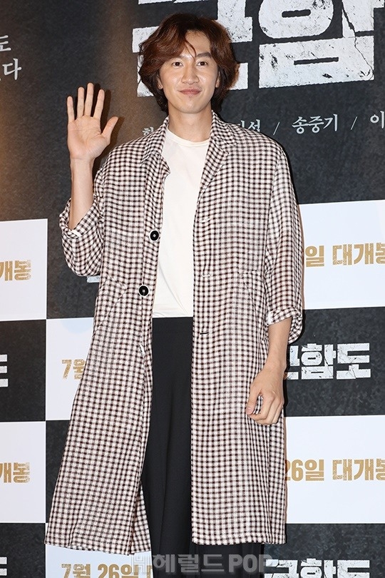 Song Joong Ki được dàn sao khủng đi xem bom tấn 'Battleship Island'
