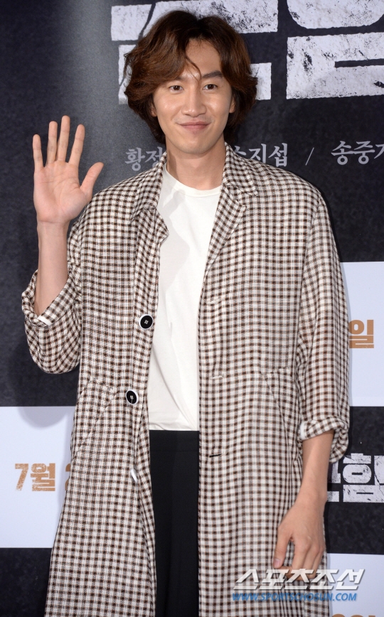 Song Joong Ki được dàn sao khủng đi xem bom tấn 'Battleship Island'