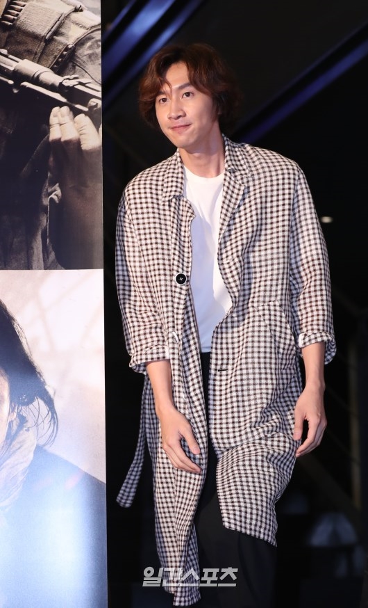 Song Joong Ki được dàn sao khủng đi xem bom tấn 'Battleship Island'