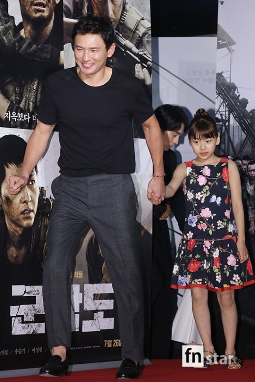 Song Joong Ki được dàn sao khủng đi xem bom tấn 'Battleship Island'