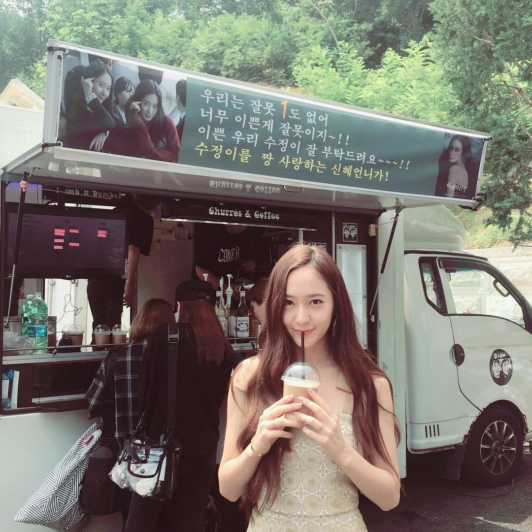 Park Shin Hye gửi xe cà phê tới ủng hộ Krystal quay phim mới
