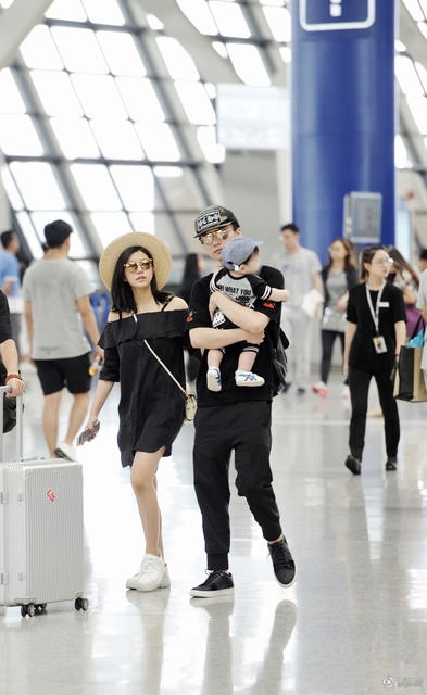 Trần Hiểu - Trần Nghiên Hy ôm con trai xuất hiện ở sân bay