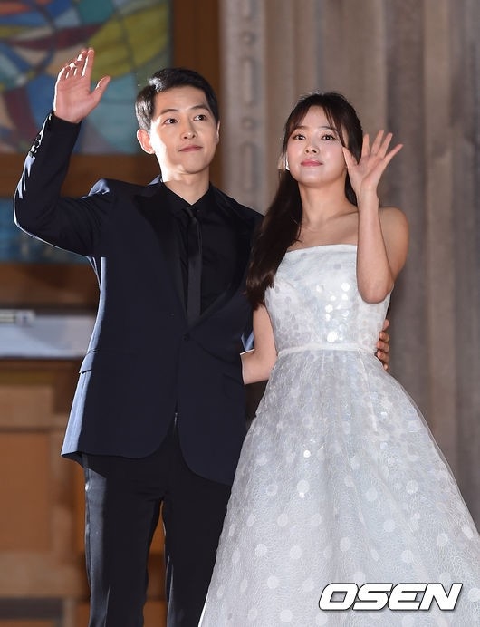Song Joong Ki khen ngợi Song Hye Kyo trong bài phỏng vấn mới