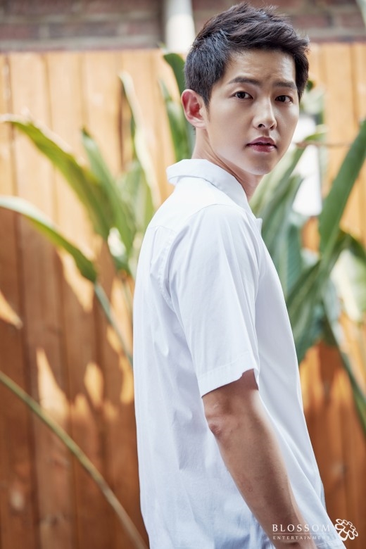 Song Joong Ki khen ngợi Song Hye Kyo trong bài phỏng vấn mới