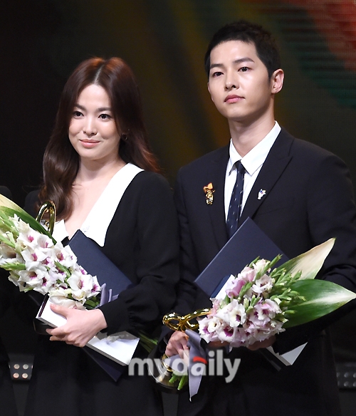 Song Joong Ki khen ngợi Song Hye Kyo trong bài phỏng vấn mới