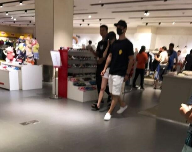 AngelaBaby - Huỳnh Hiểu Minh đi sắm đồ cho Bọt Biển Nhỏ