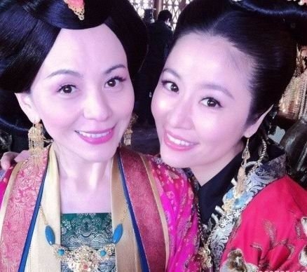 Những cặp mẹ con là bạn cùng tuổi trên màn ảnh Hoa