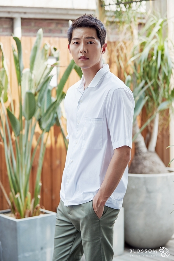 Song Joong Ki khen ngợi Song Hye Kyo trong bài phỏng vấn mới