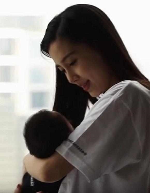 AngelaBaby - Huỳnh Hiểu Minh đi sắm đồ cho Bọt Biển Nhỏ
