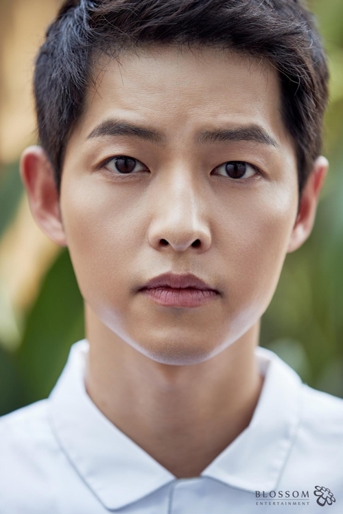 Song Joong Ki khen ngợi Song Hye Kyo trong bài phỏng vấn mới