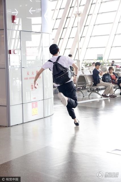 Trần Hiểu chạy té khói khi thấy phóng viên
