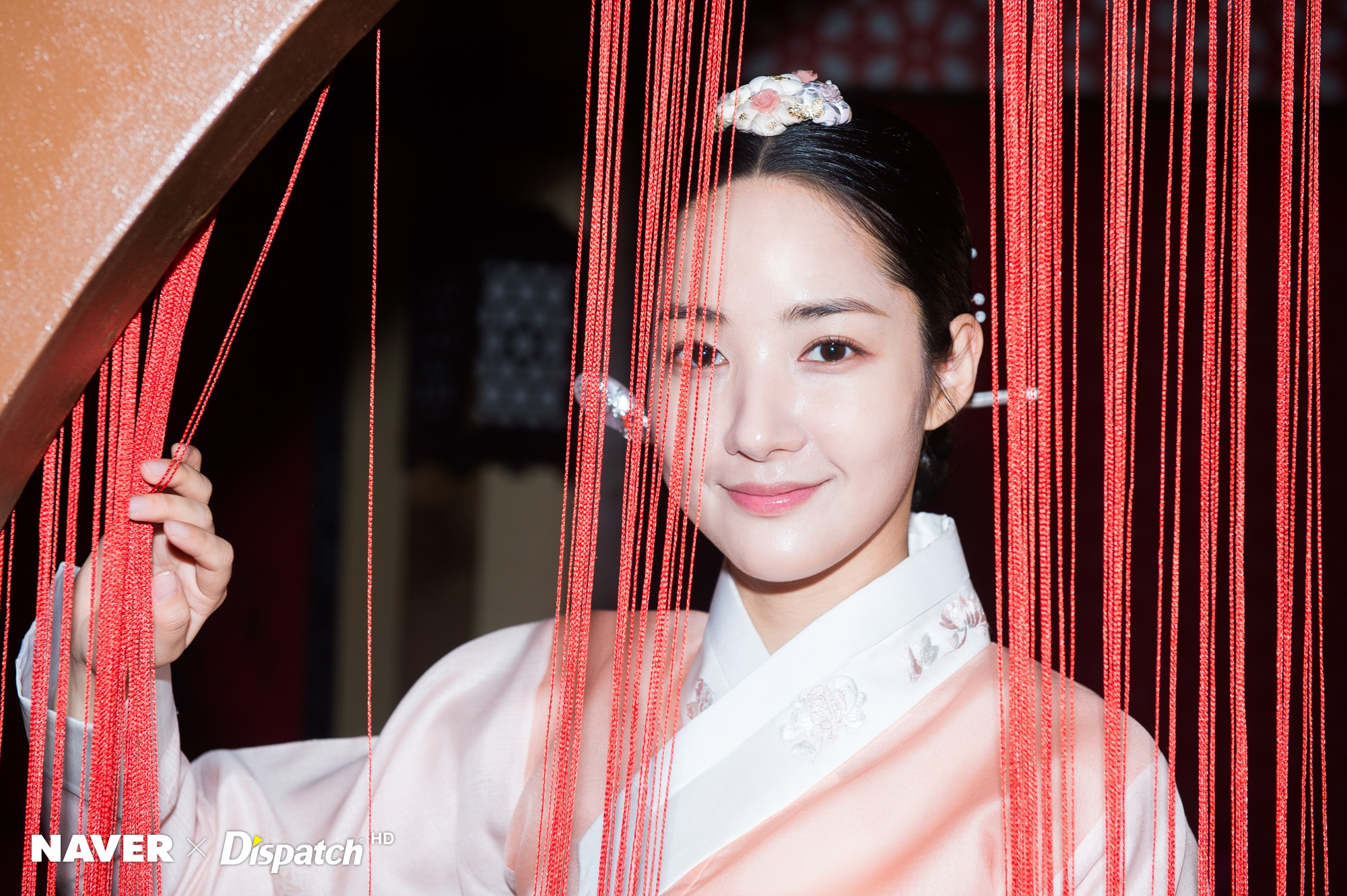 Rung động trước bộ ảnh Park Min Young mặc Hanbok
