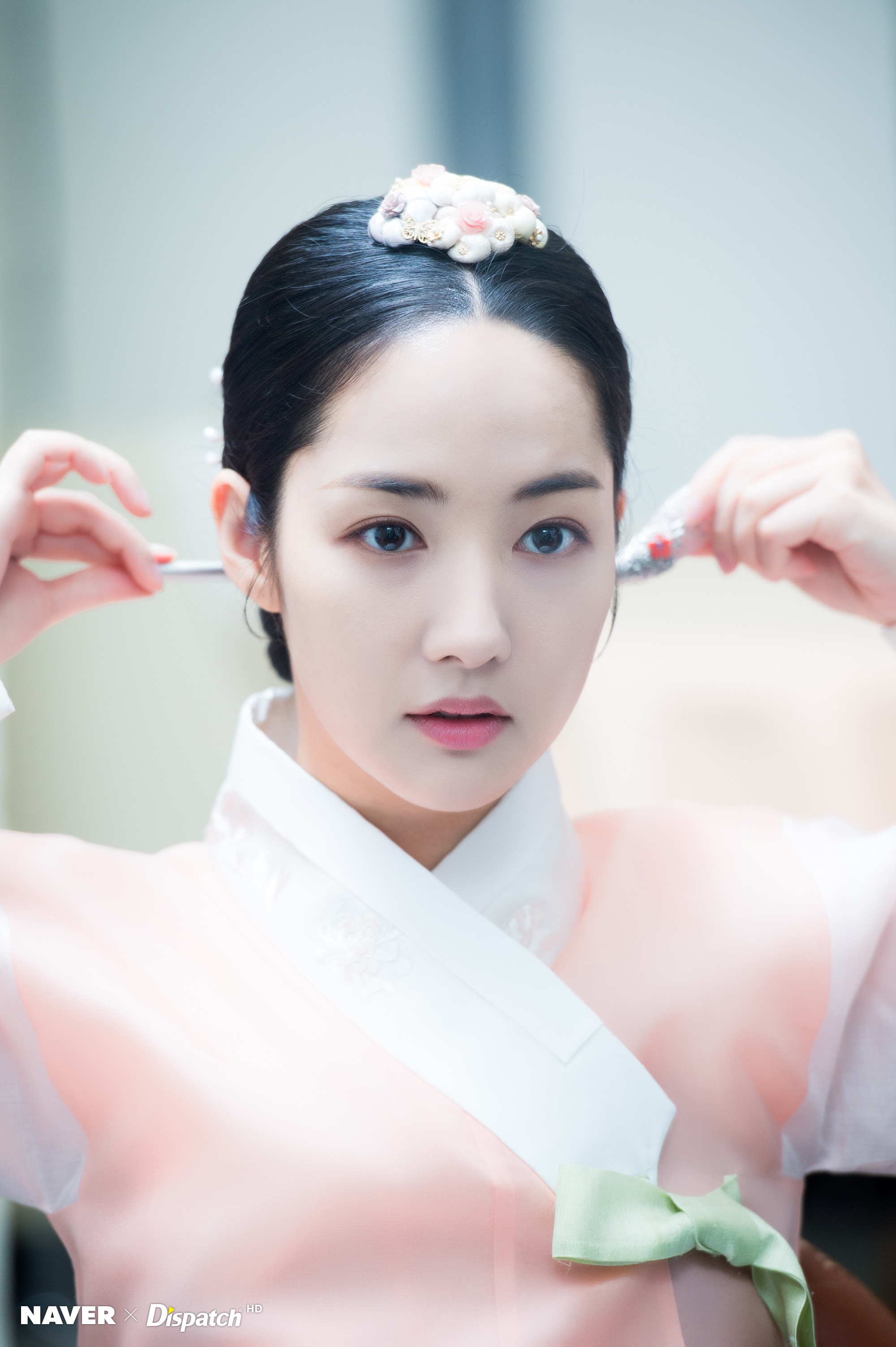 Rung động trước bộ ảnh Park Min Young mặc Hanbok
