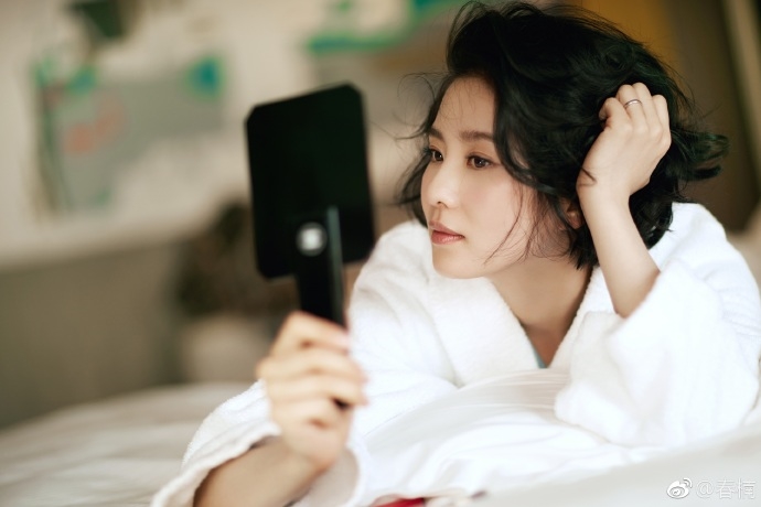 Lưu Thi Thi vẫn hút hồn fan vì vẻ gợi cảm thanh lịch