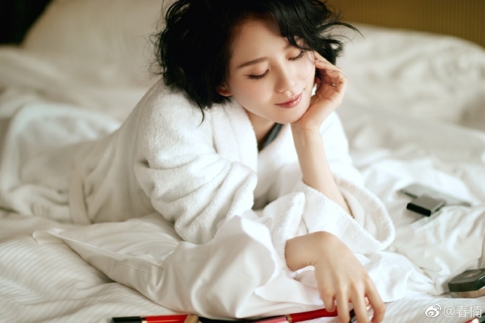 Lưu Thi Thi vẫn hút hồn fan vì vẻ gợi cảm thanh lịch