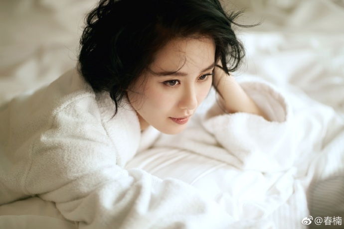 Lưu Thi Thi vẫn hút hồn fan vì vẻ gợi cảm thanh lịch