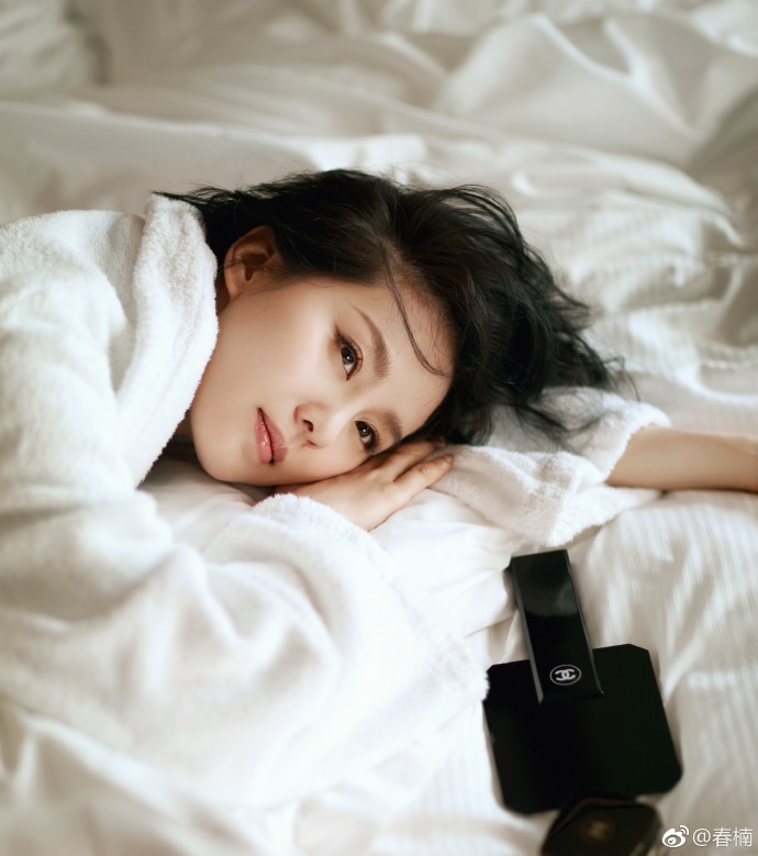Lưu Thi Thi vẫn hút hồn fan vì vẻ gợi cảm thanh lịch