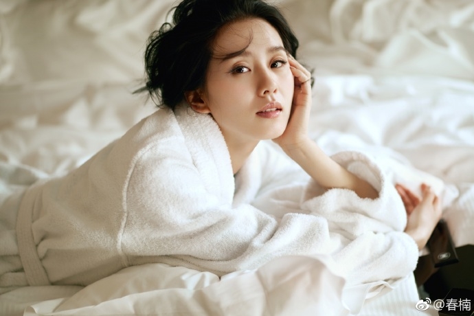Lưu Thi Thi vẫn hút hồn fan vì vẻ gợi cảm thanh lịch