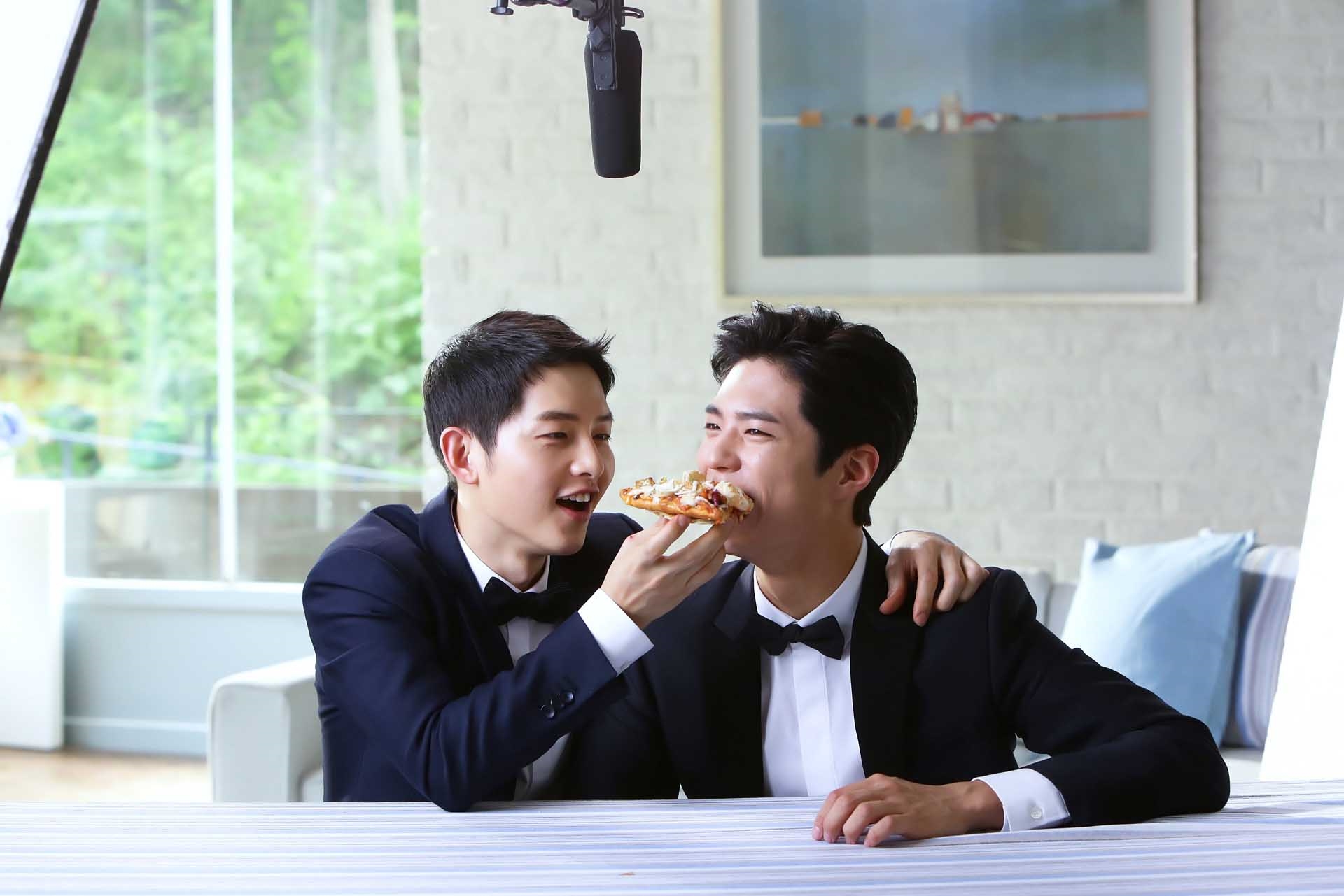 Park Bo Gum mang thức uống tới phim trường thăm Song Joong Ki