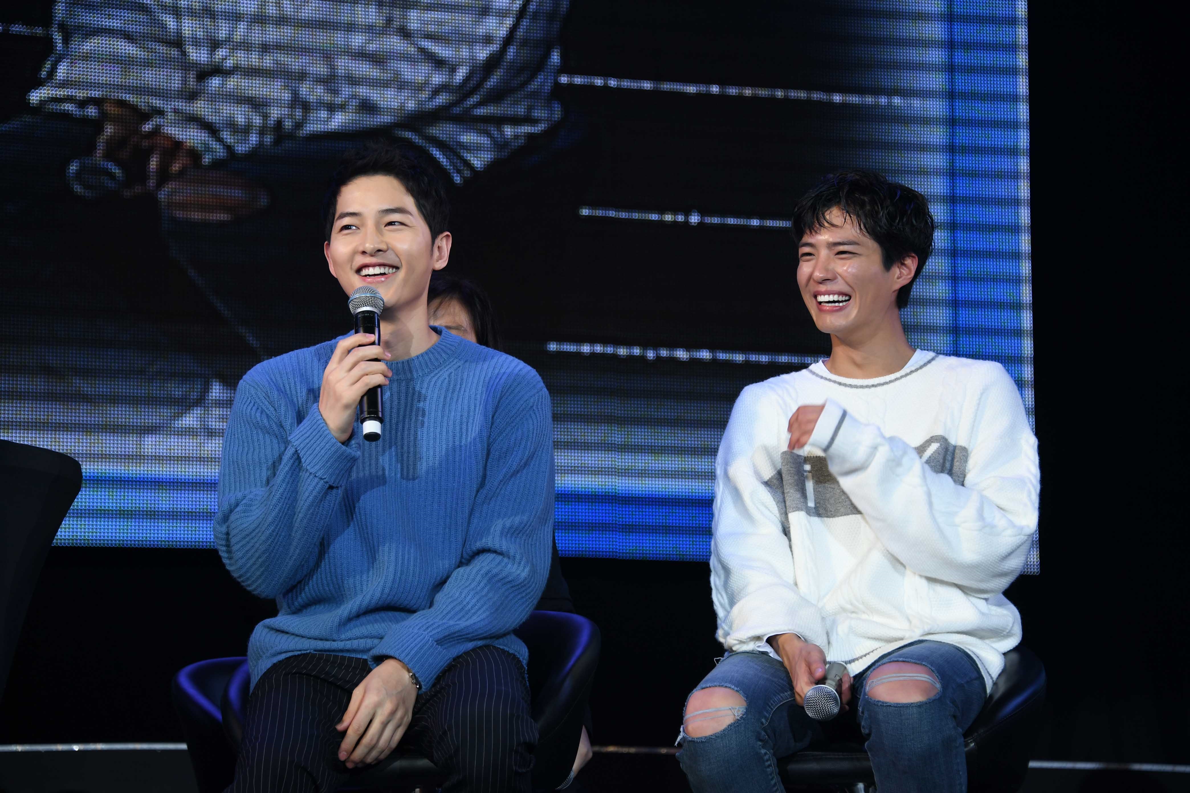 Park Bo Gum mang thức uống tới phim trường thăm Song Joong Ki