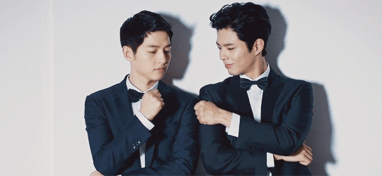 Park Bo Gum mang thức uống tới phim trường thăm Song Joong Ki
