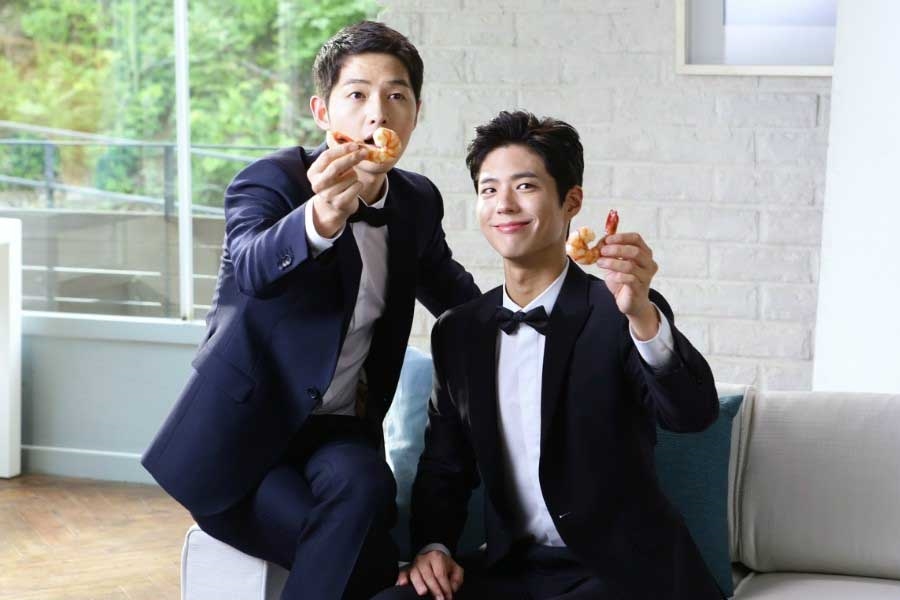Park Bo Gum mang thức uống tới phim trường thăm Song Joong Ki