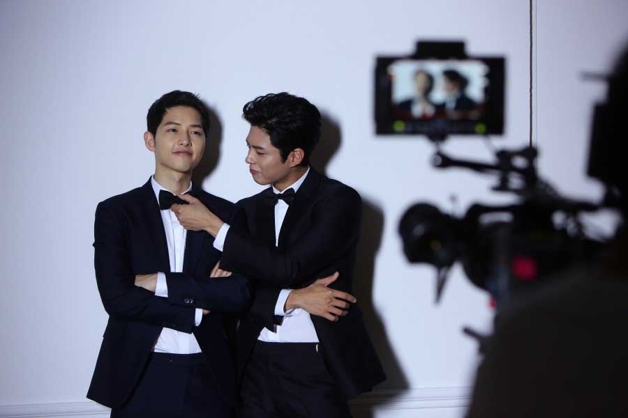 Park Bo Gum mang thức uống tới phim trường thăm Song Joong Ki