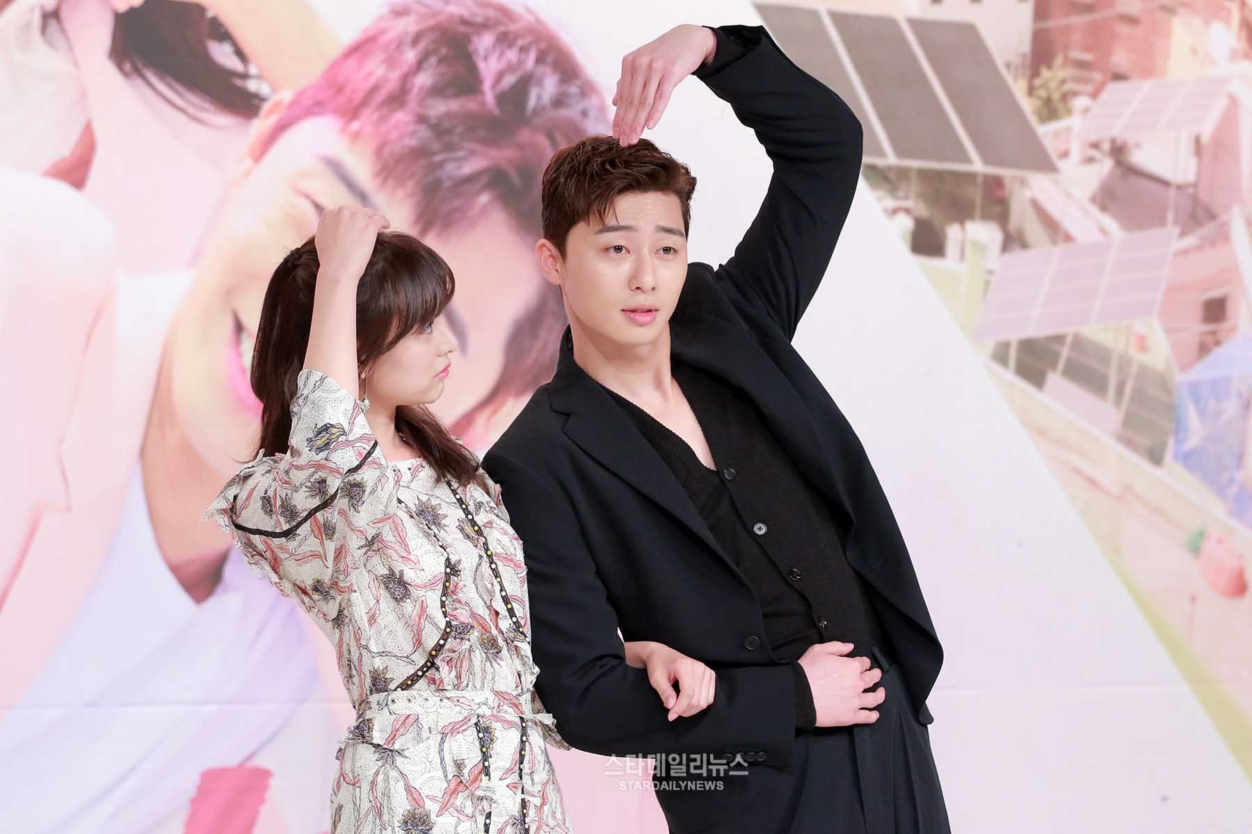 Kim Ji Won so sánh sự khác biệt khi diễn cùng Park Seo Joon và Jin Goo
