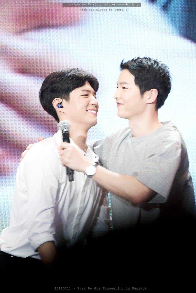 Park Bo Gum mang thức uống tới phim trường thăm Song Joong Ki